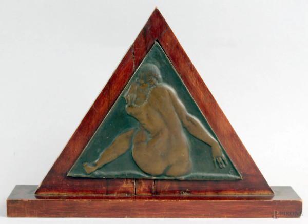 Nudo di donna, bassorilievo in bronzo, siglato, h. 13 cm, supporto in legno.