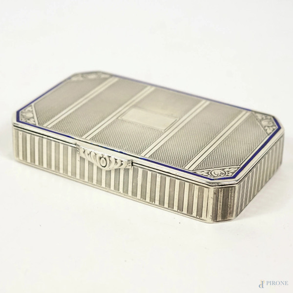 Scatola in argento 935 e smalto blu, a sezione ottagonale con superficie incisa e profilo smaltato blu, cm 7,5x4,8x1,2, peso gr. 85, (difetti)