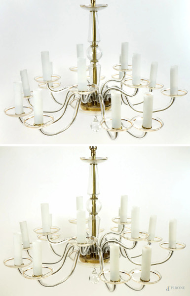 Coppia di lampadari in cristallo di Boemia trasparente con profilo dorato, XX secolo, a 15 luci su bracci mossi, fusto tornito, montatura in metallo dorato, cm h 60 circa