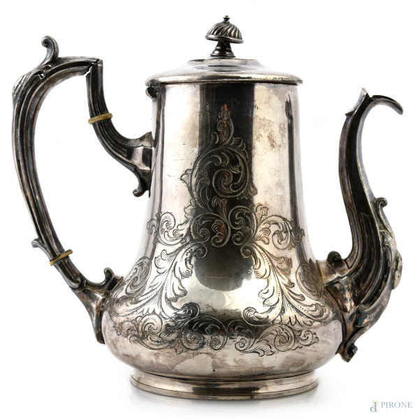 Teiera in silver plate con decori cesellati a volute, XX secolo, altezza cm 22