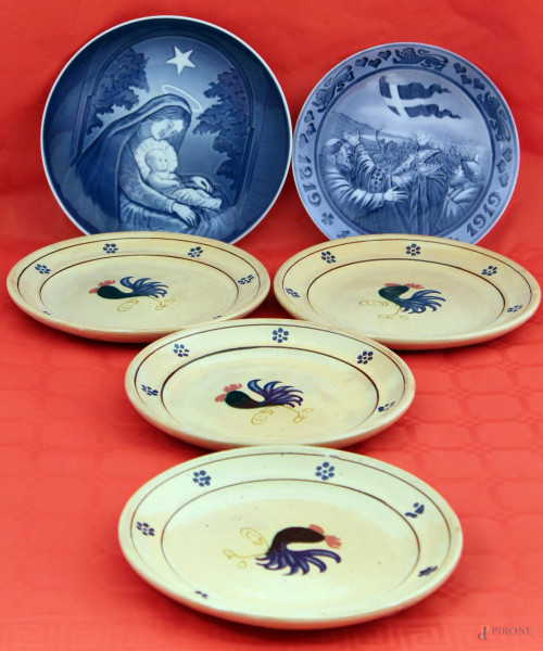 Lotto di sei piatti diverse in maiolica e porcellana, marcate quattro Cantagalli e due Royal Copenaghen, diam, 23 cme quattro 
