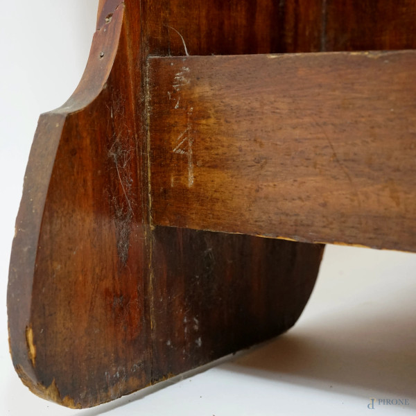 Mobile in stile Liberty in legno impiallacciato con decori floreali incisi e sportello centrale d...