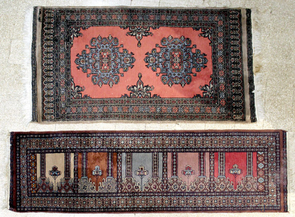 Lotto composto da due tappeti diversi, misure max. 153x93 e 188x62 cm.