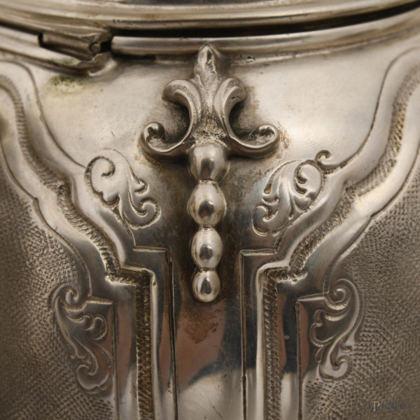 Servizio da thè e caffè in argento con decori cesellati e incisi, coperchio con presa a foggia di...