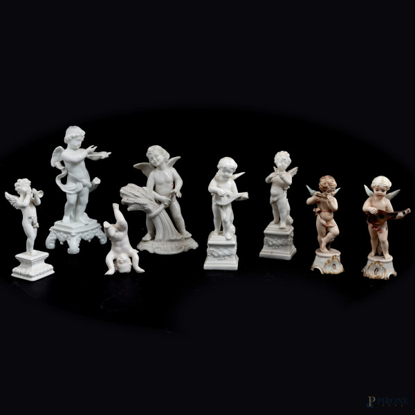 Lotto di 8 sculturine in porcellana di varia manifattura raffiguranti putti, XX secolo, altezza massima cm 17,5, (segni di usura, sbeccature, felature, difetti, rotture, restauri)