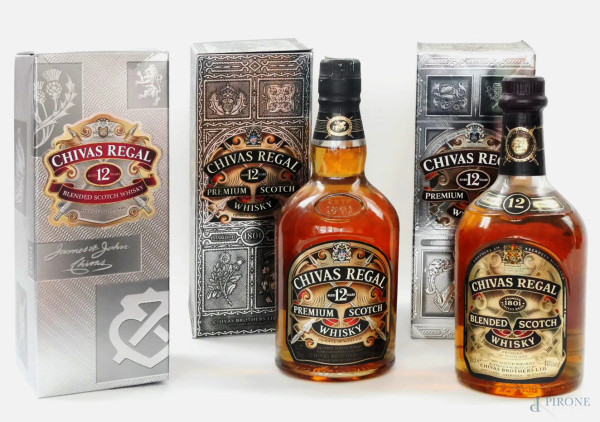 Lotto composto da cinque bottiglie di Chivas Regal di cui tre entro confezioni originali ed una special edition