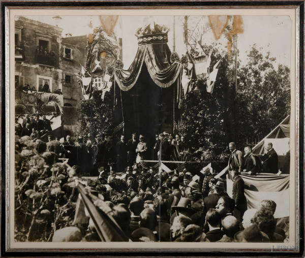 Fotografia storica raffigurante un evento ufficiale durante il periodo fascista con la presenza di Vitorio Emanuele III, cm 49,4x59,6, (difetti, strappi e segni di piegatura)