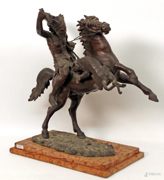 Tommaso  Campajola - Guerriero a cavallo con giaguaro, scultura in bronzo poggiante su base in marmo, datato 1926, H 56 cm.