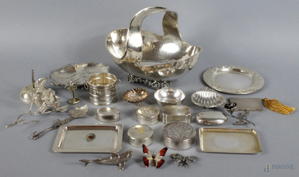 Lotto composto da oggetti in argento, gr. 740.