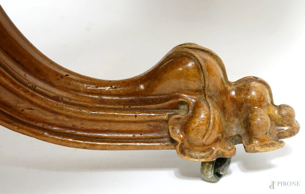 Tavolo in radica con piano circolare, fusto centrale scolpito poggiante su tre piedi desinenti a ...