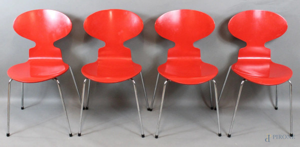 Quattro sedie in legno laccato rosso, quattro gambe in tubolare metallico, altezza cm.79, XX secolo, (segni del tempo).