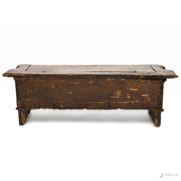 Panchetta in noce, XVIII-XIX, cm 37,5x113x33, (segni di usura, scalfiture, rotture, fori di tarlo...