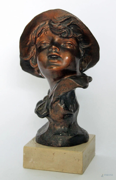 Francesco Paolo Michetti - Busto di fanciullo con cappello, scultura in bronzo, poggiante su base in marmo, h. 22 cm