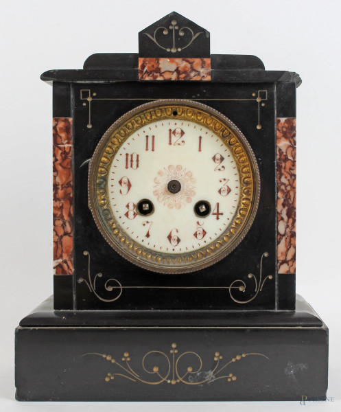 Orologio da camino in marmo nero con quadrante circolare a numeri arabi, XIX secolo, cm h 25x21x21, (meccanismo da revisionare, difetti e mancanze)
