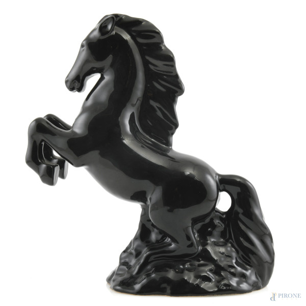 Scultura in ceramica manifattura Rometti nei toni del nero a guisa di cavallo rampante, XX secolo, altezza cm 29