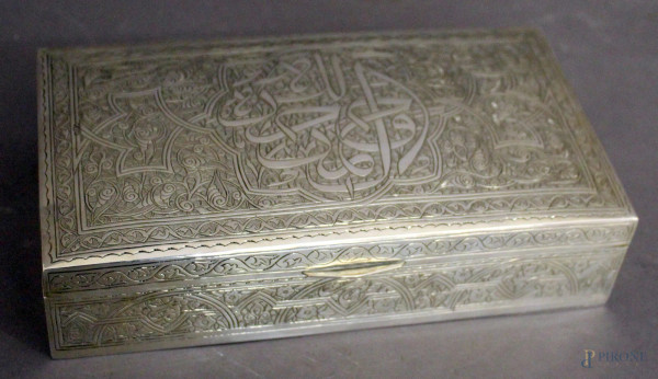 Scatola portasigarette in argento cesellato a decori arabeschi, interno in legno, cm 5 x 20 x 11.