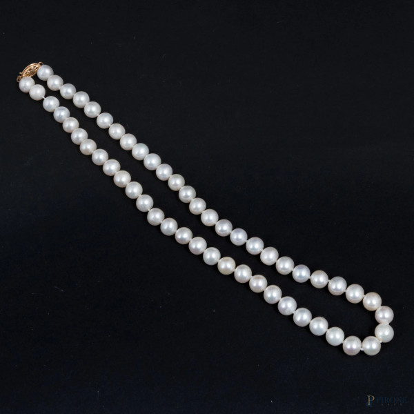 Collana a un filo di perle con chiusura in oro 14 kt, lunghezza cm 44