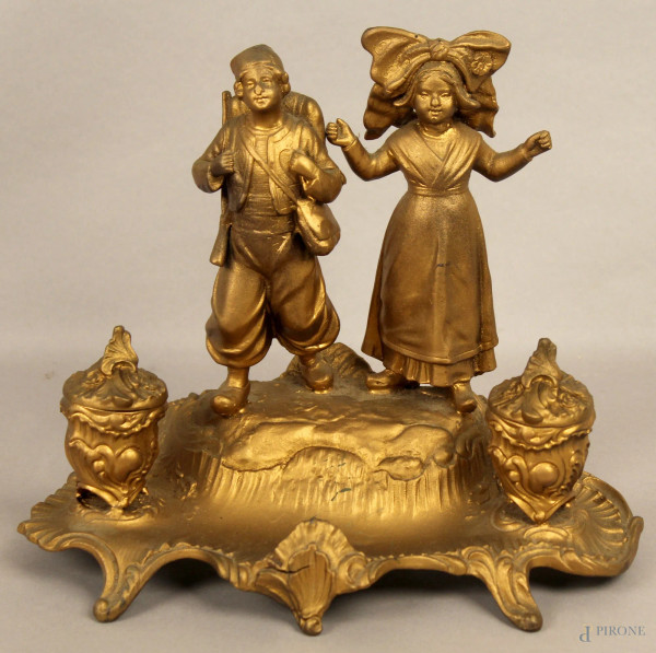 Calamaio in metallo dorato sormontato da figure, H 22 cm.
