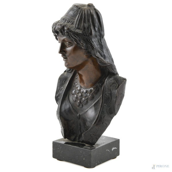 Busto di ragazza in bronzo su base in marmo, XX secolo, altezza cm 25, firmato, (segni di usura, lievi scalfiture alla base)