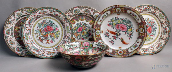 Lotto composto da cinque piatti da muro ed una ciotola in maiolica cinese a decoro di fiori, diam, 26 cm.