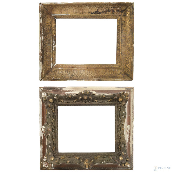 Lotto di due cornici in legno intagliato e dorato, XIX-XX secolo,  misure massime cm 49x40; luce cm 32x24 , (segni di usura, mancanze, rotture, difetti, restauri, cadute di doratura, gravi tracce di umidità, abrasioni)