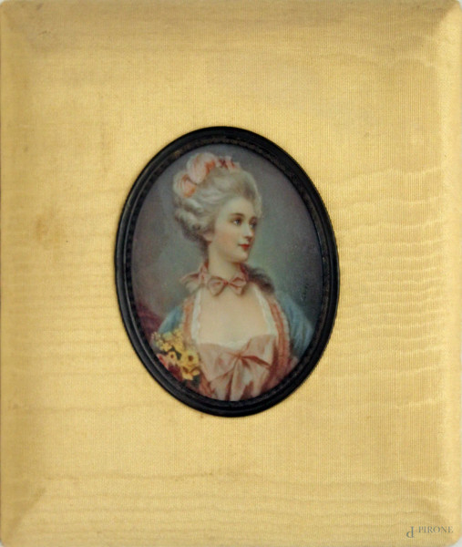 Miniatura raffigurante gentildonna, dipinta su cartoncino, 8x6 cm, XIX sec, entro cornice in stoffa.