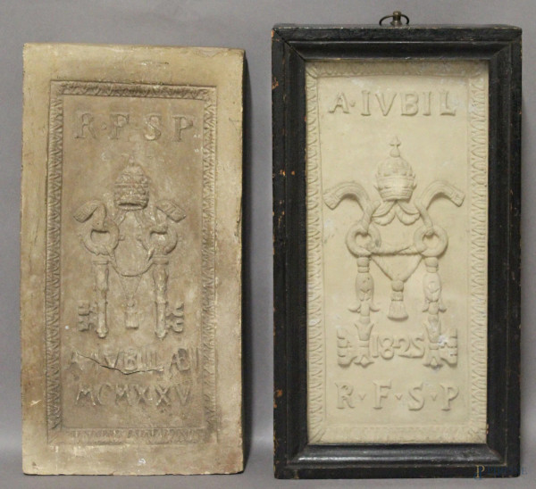 Lotto composto da due mattonelle in terracotta, anno del Giubileo.