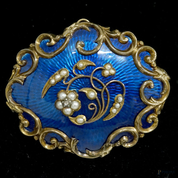 Ciondolo-spilla di epoca vittoriana in oro basso e smalto blu, con decoro floreale a microperle incastonate e piccolo diamante taglio antico al centro del fiore, cm 6,1x5,2