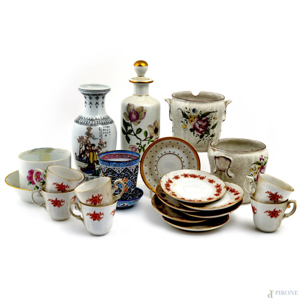 Lotto di vari articoli in maiolica e porcellana decorata, XX secolo, altezza massima cm 20, (rotture,difetti, segni di usura)