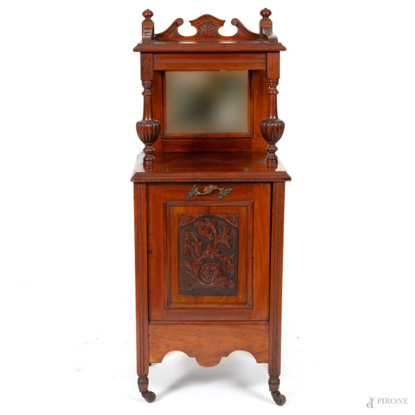 Mobiletto da camera impiallacciato in mogano con sportello intagliato a ribalta corpo superiore intagliato e raccordato da quadrante specchiato, XIX secolo, cm 107,5x42x39, (segni di usura, difetti, scalfiture, graffi)