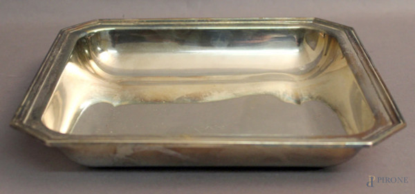 Centrotavola in argento di linea quadrata, cm 4 x 24 x 24, gr. 409.