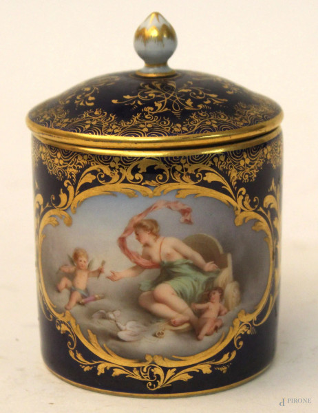 Tazzina con coperchio in porcellana Meissen con fondo blu e medaglione centrale dipinto raffigurante Venere con amorini, particolari dorati, H 9 cm, restauri.