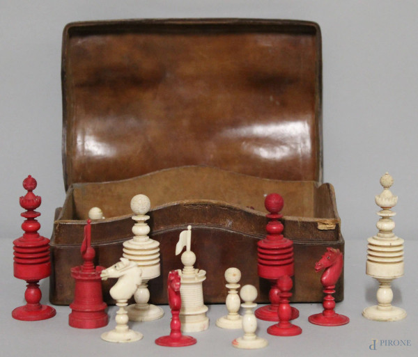 Set di scacchi in osso e avorio con scatola in cuoio, Inghilterra primi 900.