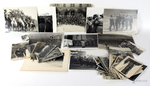 Lotto di 55 fotografie d'epoca, raffiguranti Bersaglieri, la Fanfara e ritratti, con dediche al retro, diversi formati, XX secolo