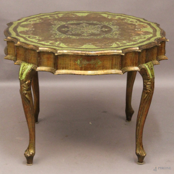 Tavolinetto di linea tonda centinata in legno laccato e inciso, in stile veneziano, diametro 68 cm, H 52 cm.