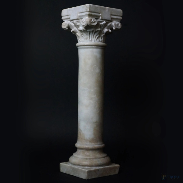 Piccola colonnina in marmo con capitello corinzio, cm h 43, inizi XX secolo, (lievi difetti).