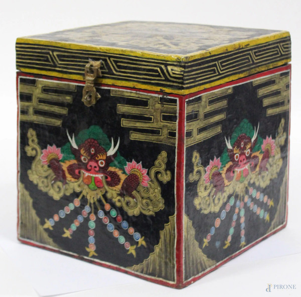 Scatola tibetana in legno dipinto a scena di draghi, cm 23 x 23 x 23.