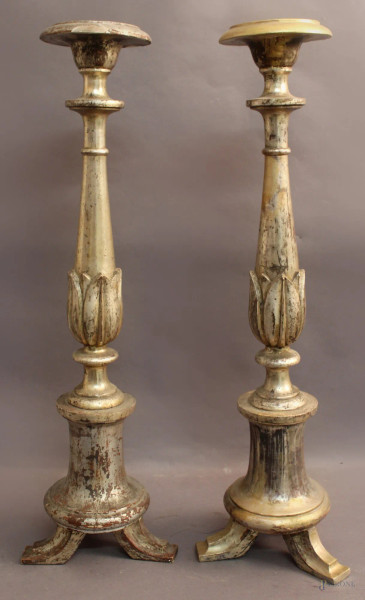Coppia di portaceri in legno intagliato e dorato a mecca, XIX sec., H 70 cm.