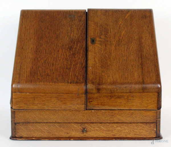 Portalettere in noce, a due ante ed un cassetto, interno a quattro scomparti con due calamai, cm 33x38x20, Inghilterra, XIX secolo