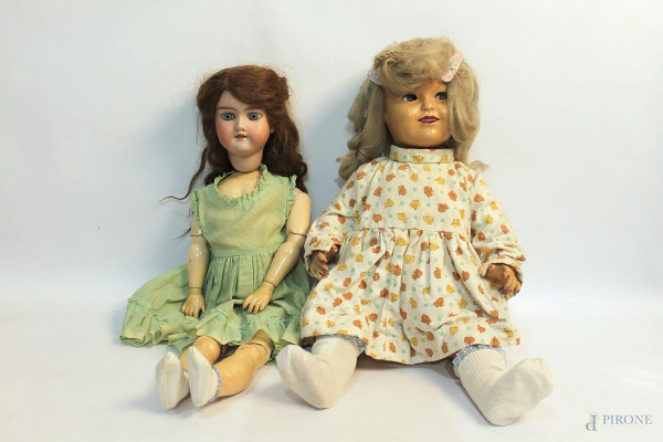 Lotto di due bambole diverse, h max 55 cm.