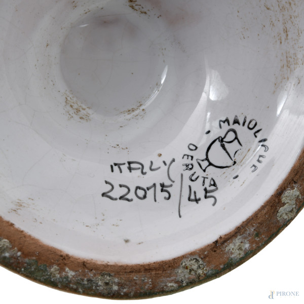 Lotto composto da due vasi biansati e un versatoio in maiolica Deruta decorati in policromia, XX ...