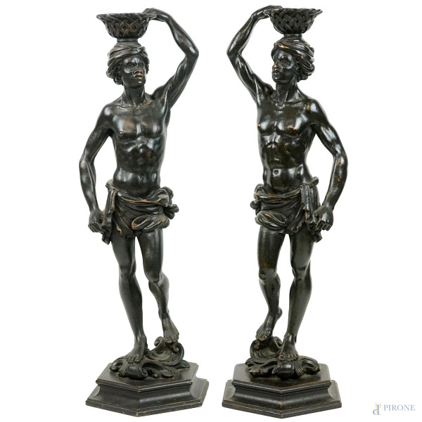 Mori, coppia di sculture in legno ebanizzato su basi ottagonali, XX secolo, cm h 67, (difetti).