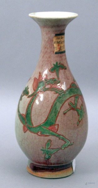 Vaso in maiolica policroma a decori di draghi, Arte orientale, H 22 cm.