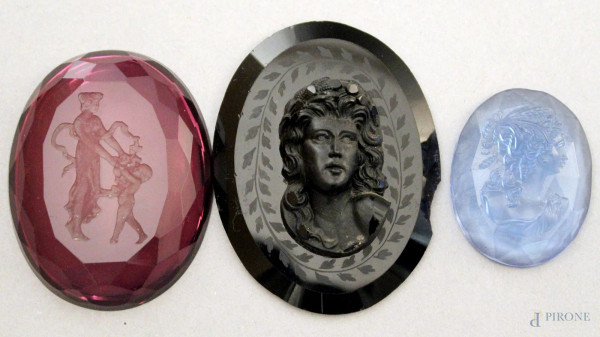 Lotto composto da tre placche in vetro colorato di cui una incisa e due scolpite a rilievo raffiguranti volti di nobildonne, h massima cm 7.