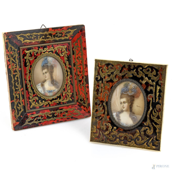 Lotto di due  miniature raffiguranti nobildonne con cornici in stile Boulle, XIX secolo, misure massime comprensive di cornice cm 19,5x17, (segni di usura)