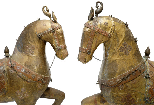 Lotto di due cavalli in legno e rame cesellato, arte orientale, XX secolo, cm 95x83 (difetti)