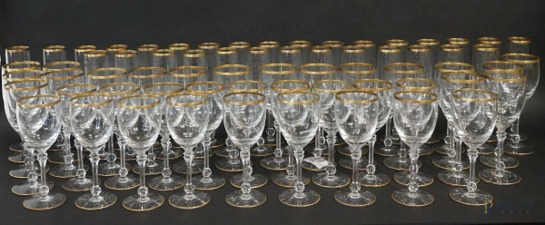 Servizio di calici in vetro con profili dorati, metà XX secolo, composto da: 30 flutes, 18 calici da vino rosso, 18 calici da vino bianco.