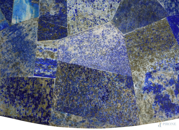 Tavolino da centro, XX secolo, con piano impiallacciato in lapislazzulo, supporto in metallo dora...