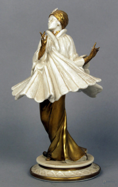 Donna Liberty, scultura in porcellana Capodimonte con particolari dorati, H 24 cm, (difetti).