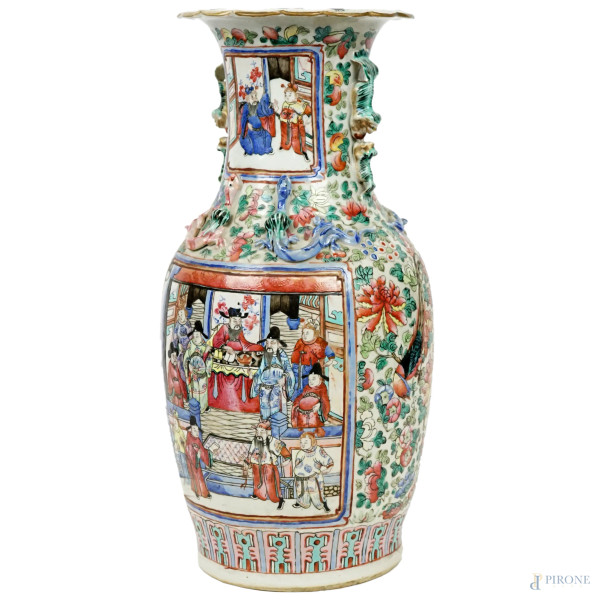 Vaso in porcellana policroma con decori raffiguranti personaggi di corte entro riserve rettangolari su sfondo floreale, cm h 45, Cina, XX secolo.